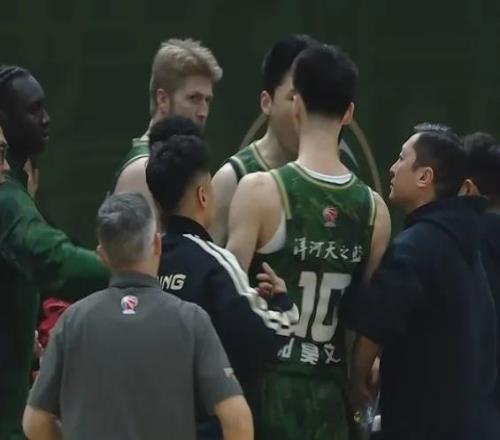 21+5！郭昊文和隊友內(nèi)訌！中國男籃第一鋒衛(wèi)搖擺人