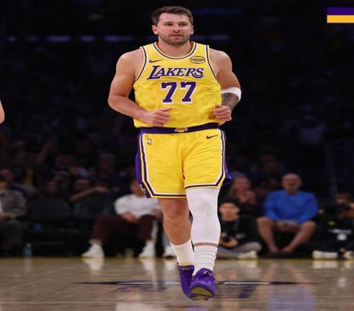 東契奇27中14砍全場(chǎng)最高36分6板4助2斷，首節(jié)和第三節(jié)均打滿