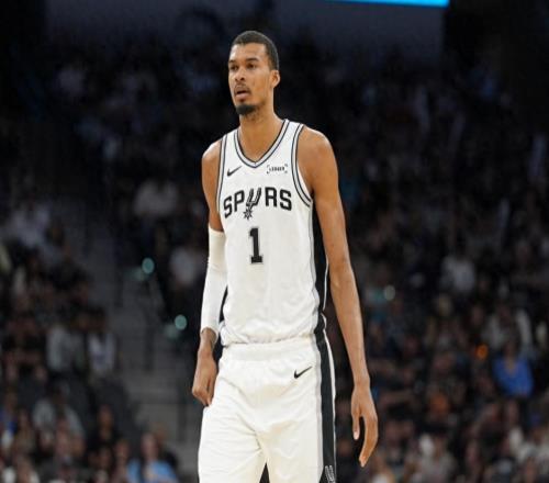 文班你太狠了，連續(xù)3年統(tǒng)治籃下，達(dá)成80年獨(dú)一無二紀(jì)錄，要沖冠