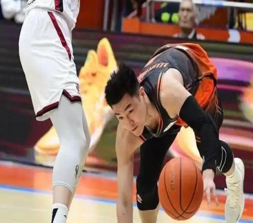 山東男籃慘敗凸顯一個(gè)扎心事實(shí)：邱彪四大嫡系球員沒有一個(gè)能打的
