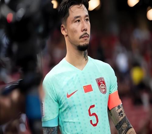 上港幸好沒(méi)留下他！本賽季在新東家踢主力中衛(wèi)，卻兩場(chǎng)比賽丟九球