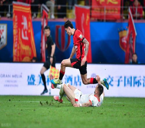 意外！拜合拉木首發(fā)代表成都蓉城踢中超，因表現(xiàn)平平遭到球迷質(zhì)疑