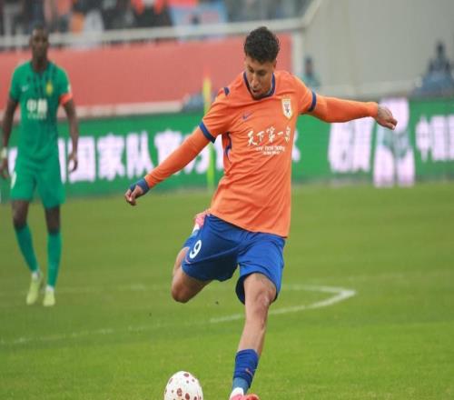 意外！克雷桑領(lǐng)銜多位泰山球員公開現(xiàn)身山東男籃主場(chǎng)，贏得點(diǎn)贊