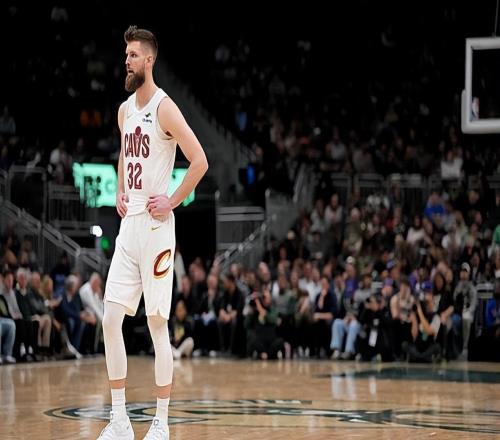 打不了大前鋒！騎士鋒線大將在調(diào)整位置后簡直是被對手各種打爆