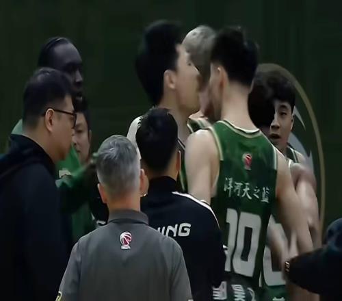 內(nèi)訌了，郭昊文&趙柏清剛開場就激情對噴，隨后雙雙被DNP