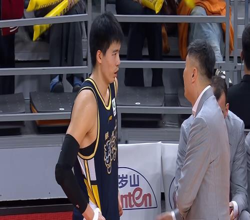 杜鋒做對決定！棄用3將激活最強(qiáng)崔永熙徐杰，廣東22分復(fù)仇新疆