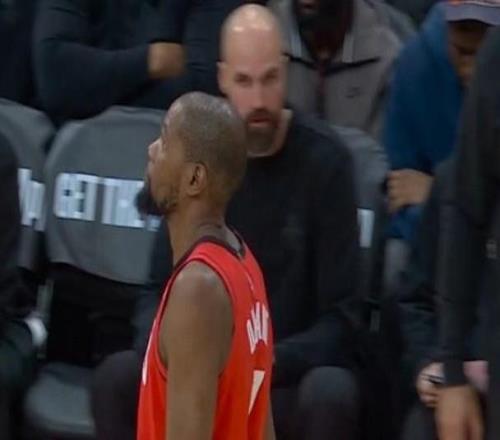 末節(jié)遭夾擊進(jìn)攻啞火僅2分，杜蘭特16中8得到18分5板另有7失誤