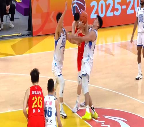 CBA再現(xiàn)暴力傷人！胡金秋慘遭卸胳膊，球迷：要?dú)Я酥袊@球嗎