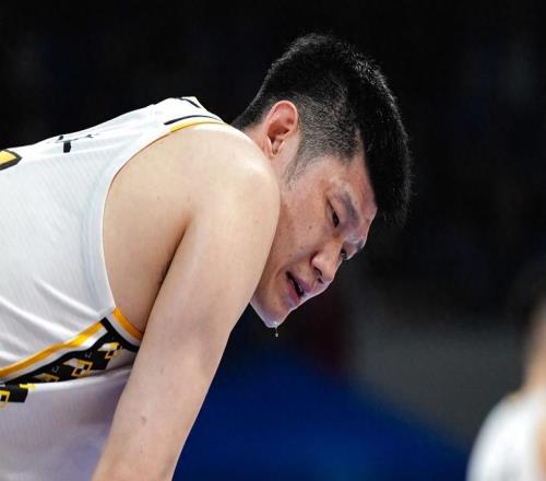 CBA再現(xiàn)暴力傷人！胡金秋慘遭卸胳膊，球迷：要?dú)Я酥袊?guó)籃球嗎