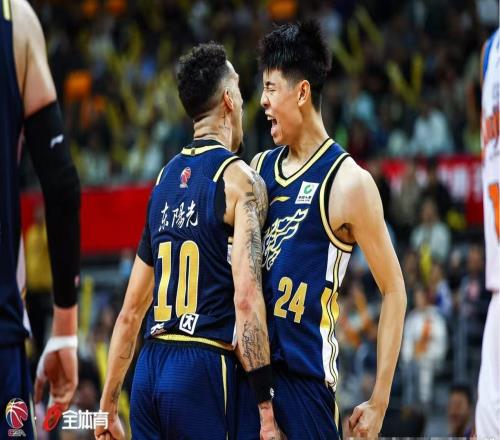 3分鐘砍9分，帶隊逆轉新疆，杜鋒賽后點名表揚：很多方面做得好！