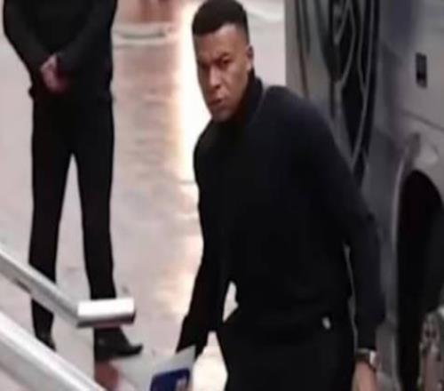 RMC介绍姆巴佩拿的手袋：价值3000欧，有狙击子弹命中的图案