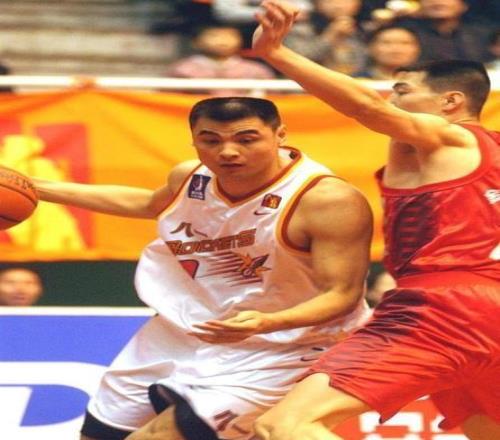 手握7個CBA冠軍，退役后不當(dāng)教練，如今身居要職，兒子成他的遺憾