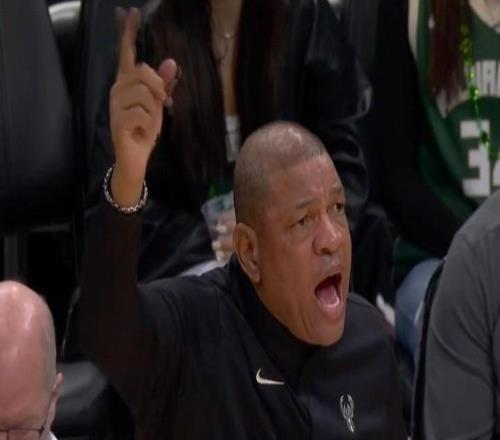 我求求你了，里弗斯沒暫停卻叫挑戰(zhàn)，被吹技犯罰球完成“自殺”