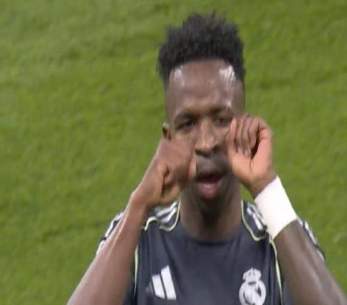 曼城球迷嘲諷丟金球維尼修斯點射破門，做哭泣動作瘋狂打臉！