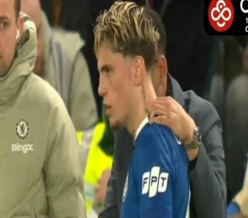 羅塞尼爾寫(xiě)戰(zhàn)術(shù)紙條交給球員，加納喬閱讀紙條后似乎有些不解