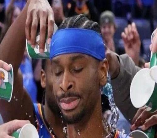 笑死了！用鞋子大帽對(duì)手！第一次見(jiàn)?。。? />
<div   id=