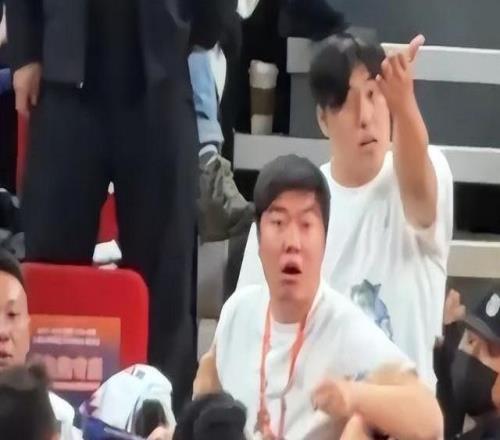 山東外援克里斯比賽間歇中文辱罵上海球迷：xx引發(fā)場邊強烈不滿