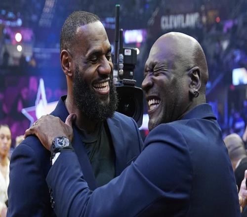 杜蘭特：喬丹曾厭倦賽場但滿血歸來，詹姆斯則是一直堅持至今