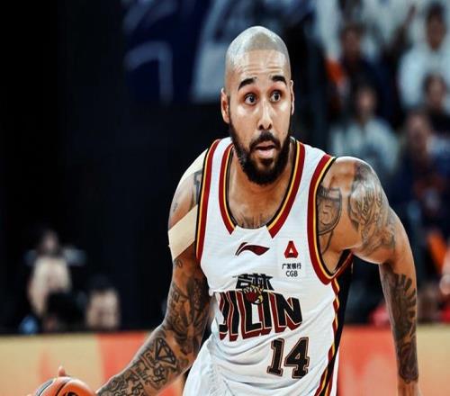 衛(wèi)冕冠軍主場15勝0負！胡金秋21+7廣廈大勝吉林塔克33+12