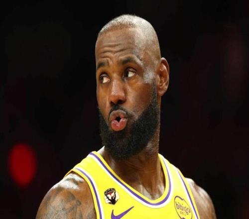 拼了，湖人隊詹姆斯在對陣掘金隊的比賽中奮力撲救后，付出了代價