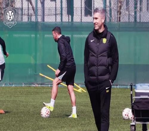 CCTV16直播国安VS申花！蒙哥马利“疯狗式”打法，司机对攻必拉胯