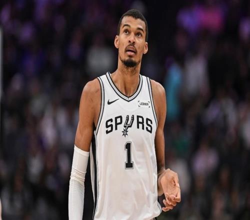 馬刺25三分創(chuàng)隊(duì)史紀(jì)錄狂勝國王文班18+8威少助攻升歷史第五