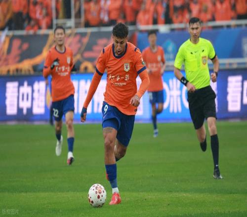 意外！克雷桑領(lǐng)銜多位泰山球員公開現(xiàn)身山東男籃主場，贏得點贊