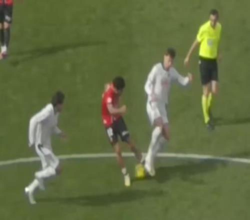 西甲裁判再出離譜誤判：離得近+被提醒，仍堅持稱“看不見”