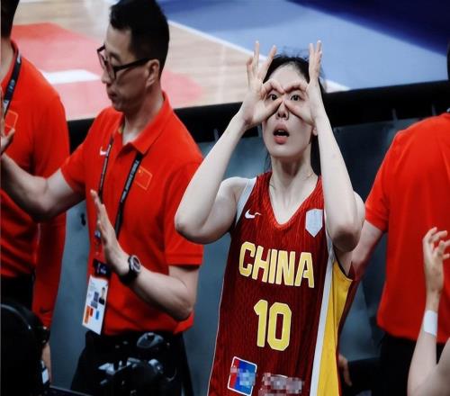 光漂亮有啥用上场6分钟3失误大空位不敢投球迷：退出国家队吧