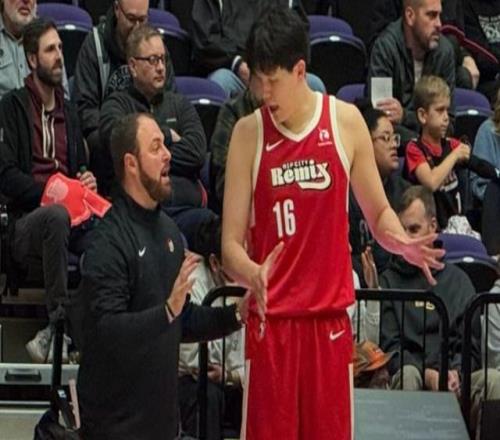 8分6失誤5犯規(guī)：楊瀚森一人工資可以買兩個(gè)隊(duì)，卻打出最差一戰(zhàn)