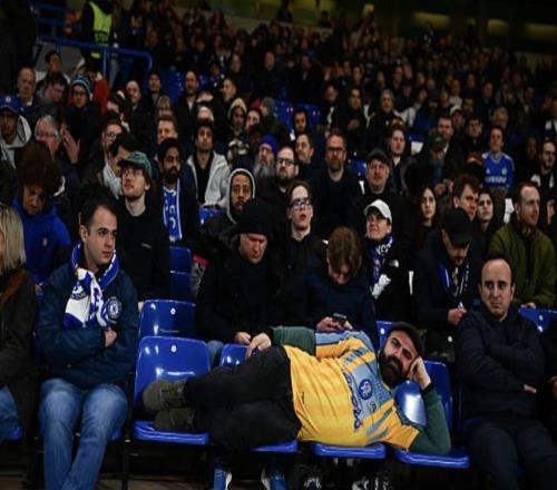 忆往昔，切尔西球迷在比赛中高喊前老板阿布的名字