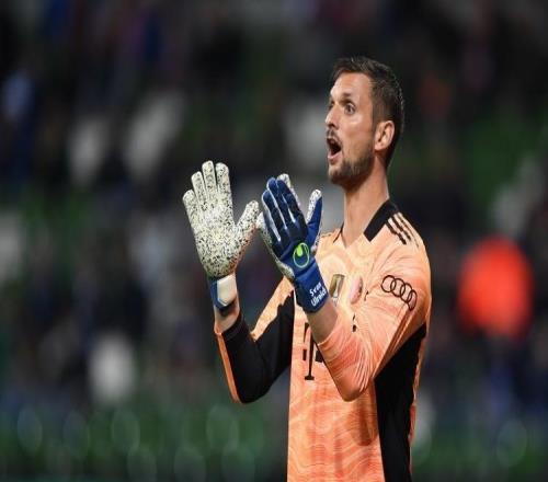 足坛奇景拜仁门将主力替补三人全倒，欧冠16岁少年上先发