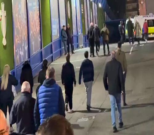 主場半場02落后巴黎，部分藍軍球迷在中場休息時提前離場