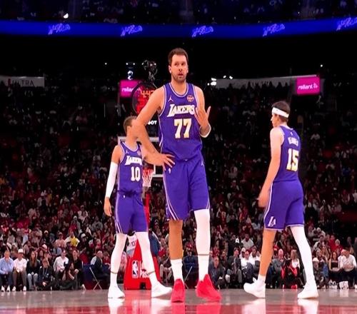 沒事你惹他干嘛！東契奇被火箭球迷挑釁，狂砍40+直接讓對方閉嘴