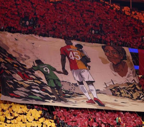 開始炸街，大量加拉塔薩雷球迷在利物浦街頭燃放焰火