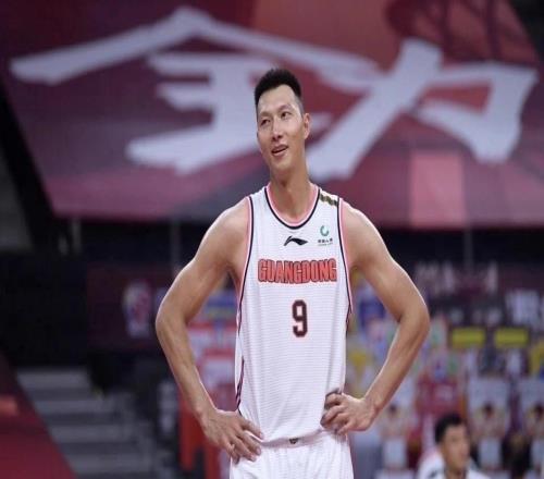 易建聯(lián)復出！連續(xù)公開亮相+打高爾夫徹底擺脫風波罕見露笑容