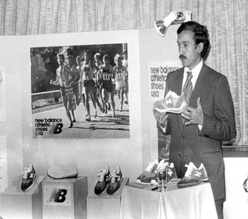 他們專賣“老頭鞋”，卻能簽下19歲NBA未來門面？