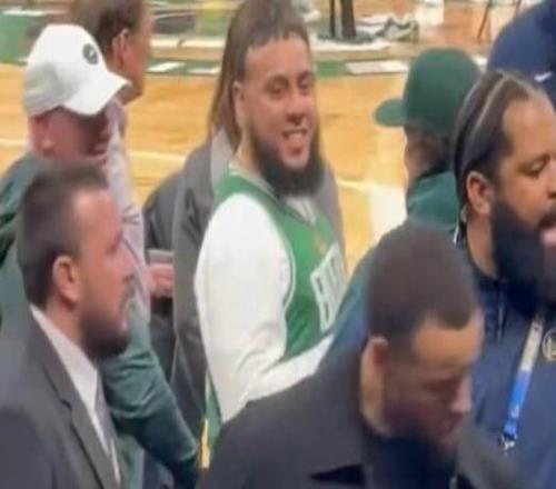一名凱爾特人主場球迷猛拽庫里胳膊被驅(qū)逐，后者滿臉不悅