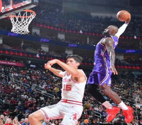 詹姆斯又打出歷史第一人數(shù)據(jù)！全場(chǎng)14投13中，狂砍30分5籃板2助攻