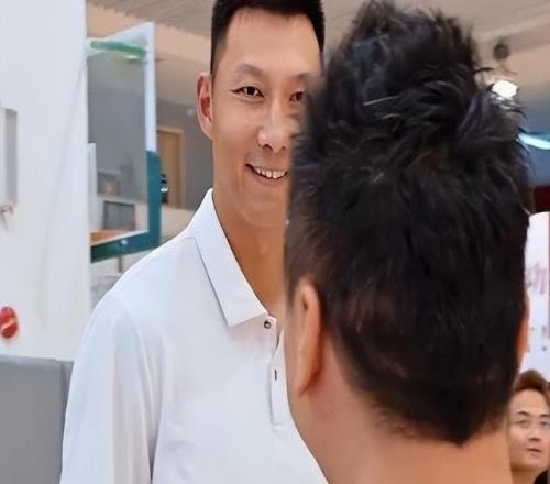 狀態(tài)真好！易建聯(lián)出席薪火訓練營活動被調侃“曬黑了都要出斑”