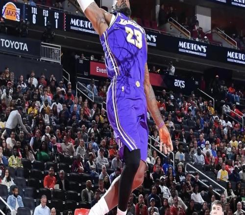 詹姆斯14投13中追平生涯单场命中率纪录，上一次是2013年