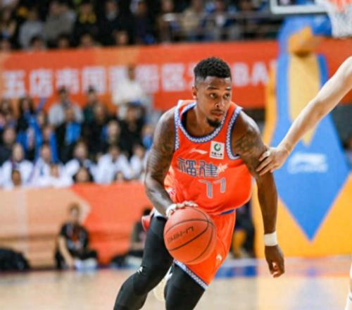 轟38分，帶領(lǐng)魚腩隊(duì)擊敗CBA爭冠球隊(duì)！球迷：比麥考爾香多了