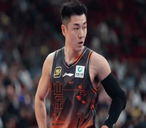 高詩(shī)巖狀態(tài)低迷正負(fù)值26，郭昊文28+9+8全能表現(xiàn)上海男籃破紀(jì)錄