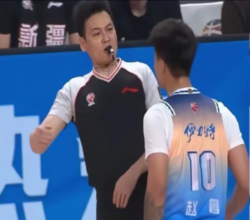 體會(huì)到了新疆球迷的痛！男籃隊(duì)長(zhǎng)正負(fù)值最低，球迷：CBA你最能裝