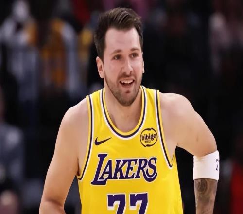 湖人7连胜展最佳形态！4首发齐爆，斯玛特+众替补辅助，防守还硬