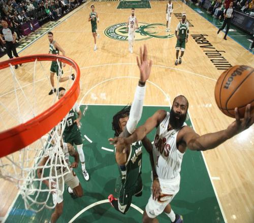 哈登轟27+5+6強勢回暖！騎士拒雄鹿逆轉(zhuǎn)莫布利27+15米切爾14中4