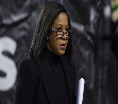 湖人队詹姆斯狂砍30分带队大胜火箭队后向老记者致敬，引发关注