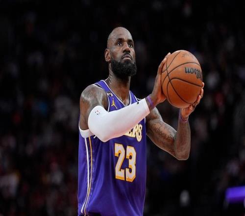 14投1個(gè)不中，砍30分被吹上天！一數(shù)據(jù)證明詹姆斯不過(guò)如此