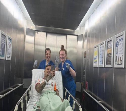 諾阿朗曬照完成手指手術(shù)，配文：倒霉的事