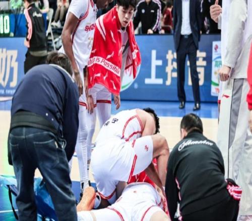 腳踝90度彎折！深圳年輕中鋒重傷，這只是他的生涯第二戰(zhàn)